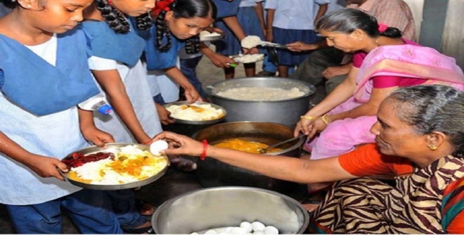 சத்துணவு மையத்தில்  முட்டை