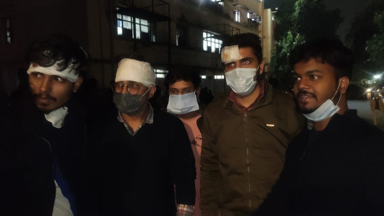 resident-doctors-clash-with-police-in-delhi