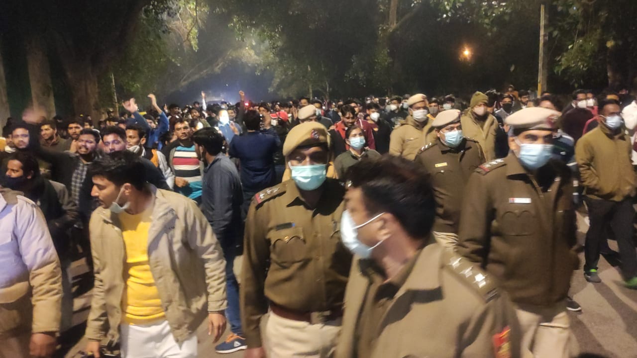 resident-doctors-clash-with-police-in-delhi