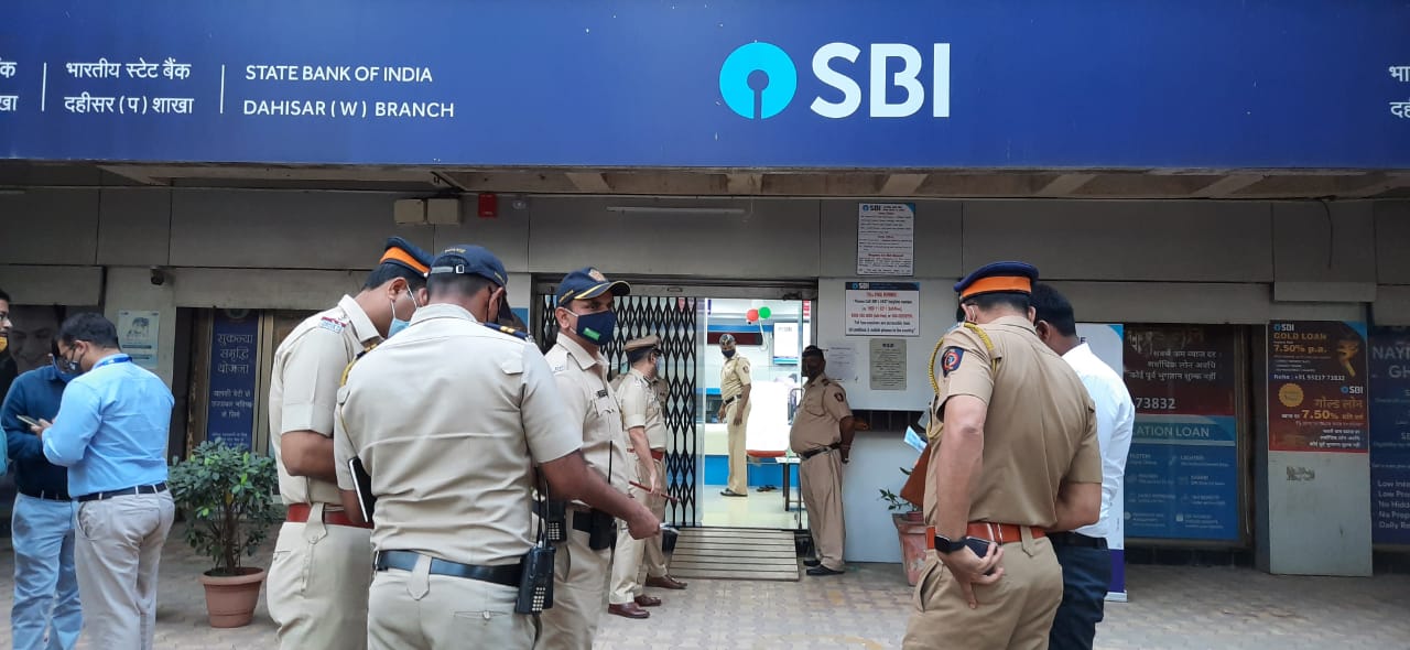 mumbai sbi robbery  two held in Mumbai sbi bank robbery  മുംബൈ എസ്ബിഐയിലെ കവര്‍ച്ച  പട്ടാപ്പകല്‍ ബാങ്കില്‍ കവര്‍ച്ച നടത്തിയ രണ്ട് പേര്‍ അറസ്റ്റില്‍