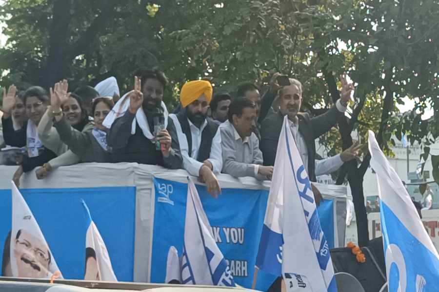 corona rules violation in aap victory march