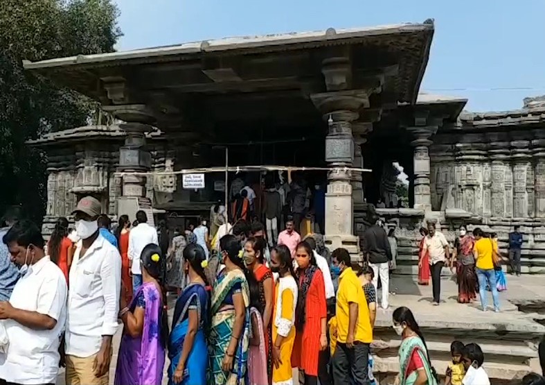 Devotees rush in temples