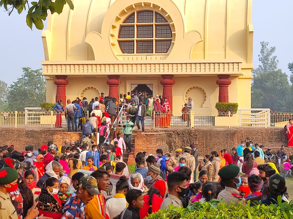 कुशीनगर में बौद्ध मंदिरों में रही भीड़भाड़.