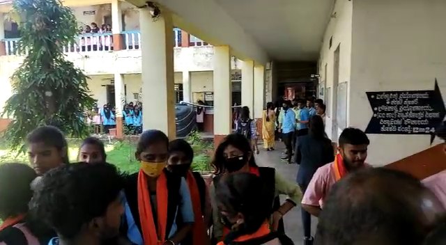 Students Scarf and saffron shawl controversy In Chikmagaluru