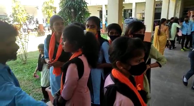 Students Scarf and saffron shawl controversy In Chikmagaluru