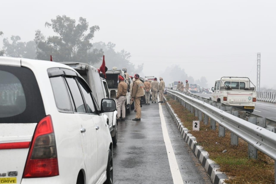 Security breach in PM Narendra Modi s convoy at Punjab  നരേന്ദ്ര മോദിയുടെ വാഹന വ്യുഹം വഴില്‍ കുടുങ്ങി  പഞ്ചാബില്‍ വന്‍ സുരക്ഷാ വീഴ്‌ച; പ്രധാനമന്ത്രിയുടെ വാഹനം ഓവര്‍ ബ്രിഡ്‌ജില്‍ കുടുങ്ങി  പ്രധാനമന്ത്രിയുടെ വാഹന വ്യൂഹം ഫ്ലൈഓവറില്‍ കുടുങ്ങി