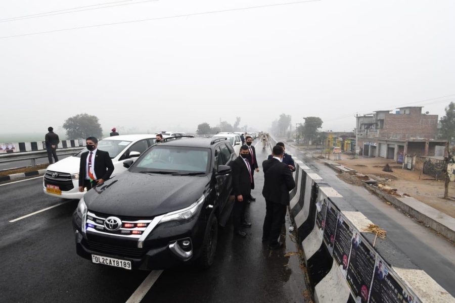 Security breach in PM Narendra Modi s convoy at Punjab  നരേന്ദ്ര മോദിയുടെ വാഹന വ്യുഹം വഴില്‍ കുടുങ്ങി  പഞ്ചാബില്‍ വന്‍ സുരക്ഷാ വീഴ്‌ച; പ്രധാനമന്ത്രിയുടെ വാഹനം ഓവര്‍ ബ്രിഡ്‌ജില്‍ കുടുങ്ങി  പ്രധാനമന്ത്രിയുടെ വാഹന വ്യൂഹം ഫ്ലൈഓവറില്‍ കുടുങ്ങി  പഞ്ചാബില്‍ പ്രധാനമന്ത്രിയുടെ വാഹന വ്യൂഹം കുടുങ്ങി- ചിത്രം