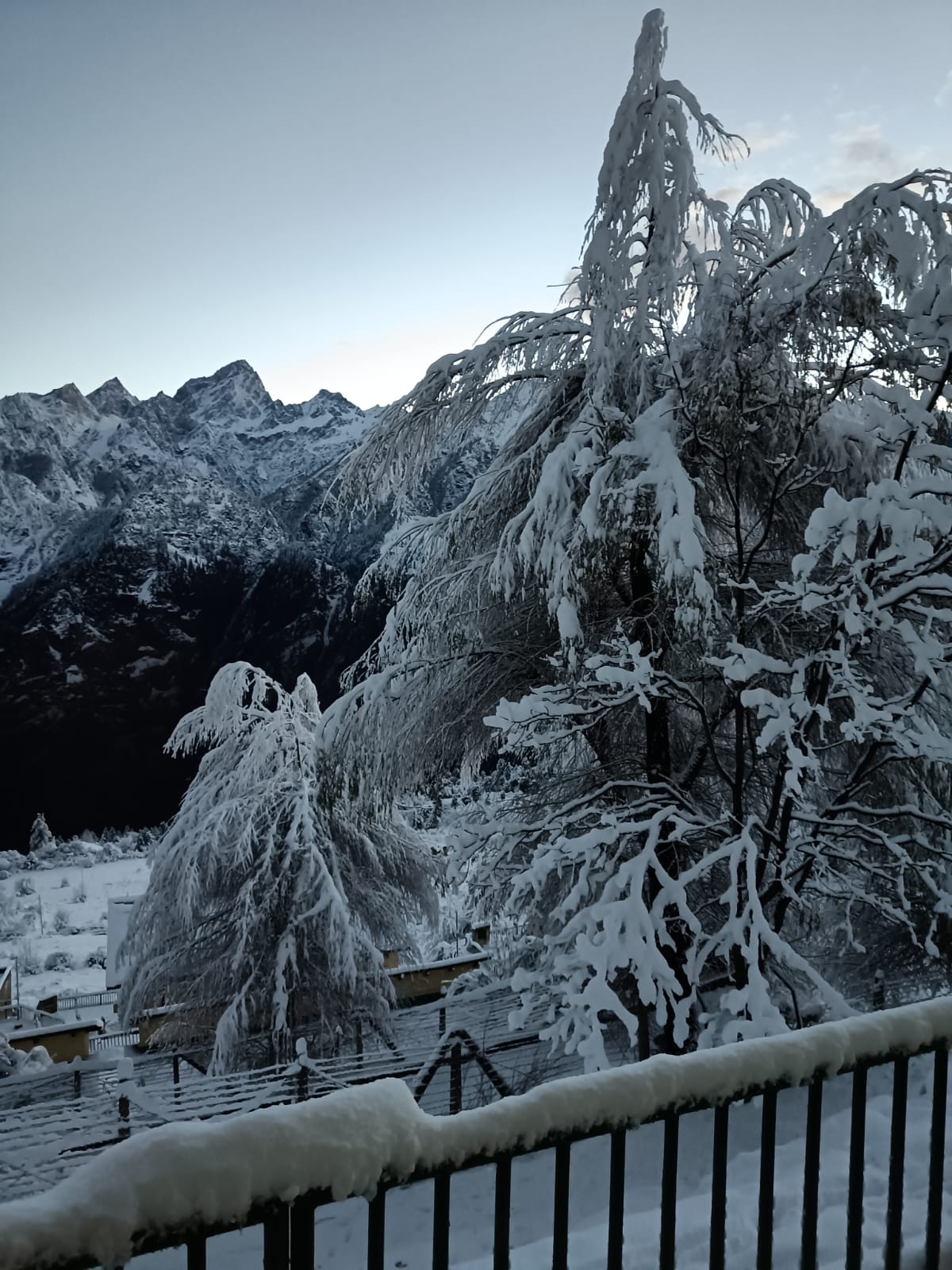 Mountains In Uttarakhand's Chamoli Glistening Under Sun  chamoli snowfall  snowfall in Uttarakhand  winter in India  ഉത്തരാഖണ്ഡിലെ ചമോലിയിൽ നിന്നുള്ള ദൃശ്യങ്ങൾ  ഉത്തരാഖണ്ഡിലെ മഞ്ഞുവീഴ്‌ച  അതിശൈത്യത്തിൽ ഉത്തരാഖണ്ഡ്