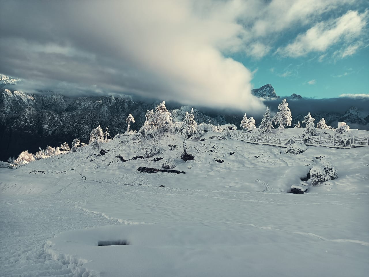 Mountains In Uttarakhand's Chamoli Glistening Under Sun  chamoli snowfall  snowfall in Uttarakhand  winter in India  ഉത്തരാഖണ്ഡിലെ ചമോലിയിൽ നിന്നുള്ള ദൃശ്യങ്ങൾ  ഉത്തരാഖണ്ഡിലെ മഞ്ഞുവീഴ്‌ച  അതിശൈത്യത്തിൽ ഉത്തരാഖണ്ഡ്