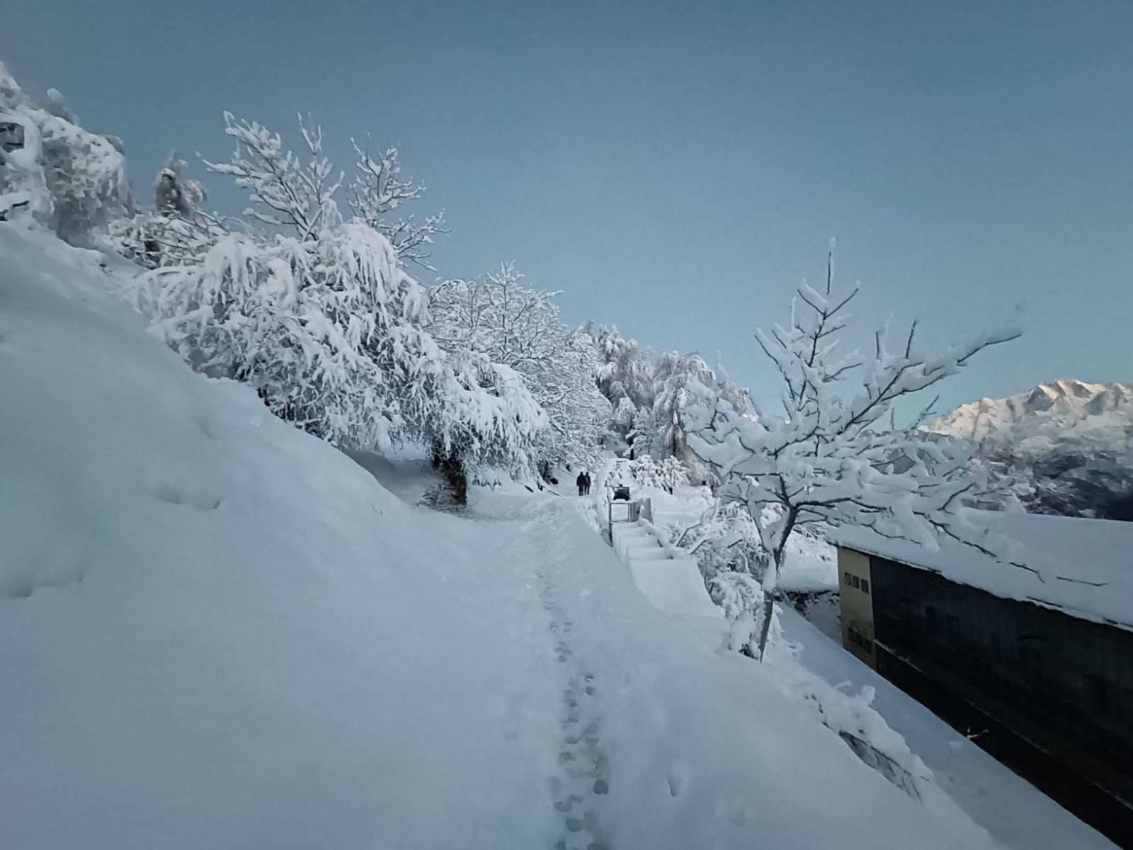 Mountains In Uttarakhand's Chamoli Glistening Under Sun  chamoli snowfall  snowfall in Uttarakhand  winter in India  ഉത്തരാഖണ്ഡിലെ ചമോലിയിൽ നിന്നുള്ള ദൃശ്യങ്ങൾ  ഉത്തരാഖണ്ഡിലെ മഞ്ഞുവീഴ്‌ച  അതിശൈത്യത്തിൽ ഉത്തരാഖണ്ഡ്