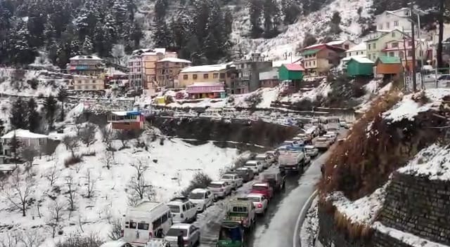 roads closed due to rain and snowfall in Himachal