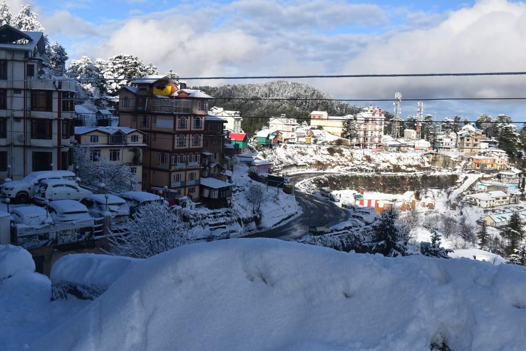 roads closed due to rain and snowfall in Himachal