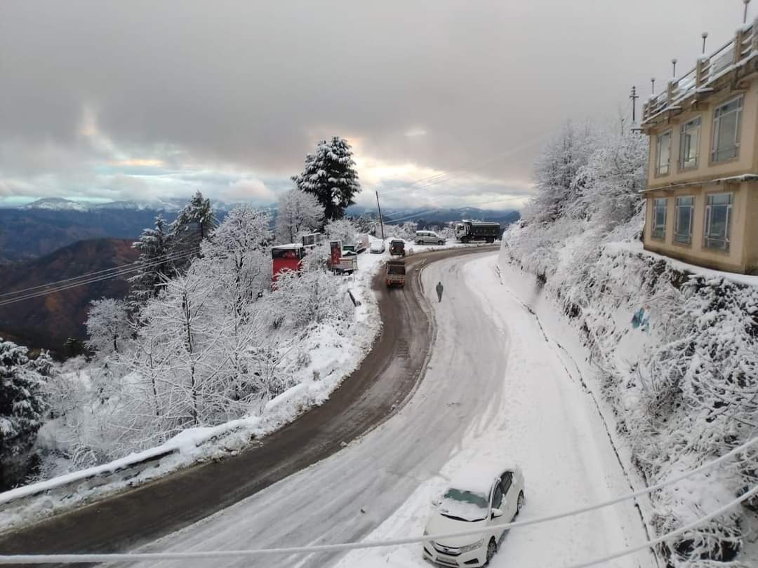 roads closed due to rain and snowfall in Himachal