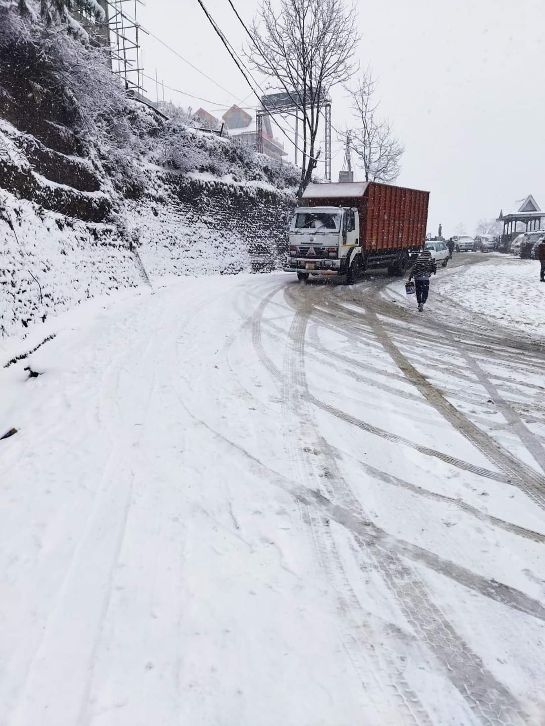 roads closed due to rain and snowfall in Himachal