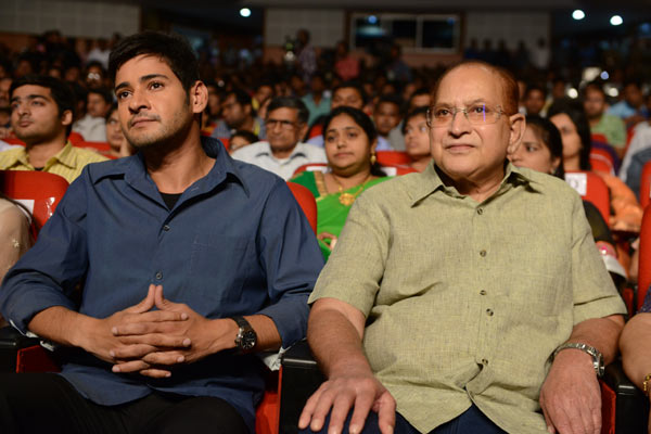 Superstar Krishna Passes away  Mahesh Babu father Superstar Krishna Passes away  Tollywood Hero Mahesh Babu father  Tollywood Hero Mahesh Babu father no more  ಸೂಪರ್ ಸ್ಟಾರ್ ಕೃಷ್ಣ ಇನ್ನಿಲ್ಲ  ಕೃಷ್ಣ ನಡೆದು ಬಂದ ಹಾದಿ ಹೀಗಿದೆ  ಟಾಲಿವುಡ್‌ನ ಜೇಮ್ಸ್ ಬಾಂಡ್ ಇನ್ನಿಲ್ಲ  ತೆಲುಗು ಚಿತ್ರರಂಗದಲ್ಲಿ ತಂತ್ರಜ್ಞಾನದ ಮೂಲಕ ಅದ್ಭುತ  ಕೃಷ್ಣ ಅವರು ವಯೋಸಹಜ ಕಾಯಿಲೆಯಿಂದ ವಿಧಿವಶ  ಕೃಷ್ಣ ಸಿನಿ ಜೀವನಯಾತ್ರೆ ಪ್ರಾರಂಭ  ರಾಜೀವ್ ಗಾಂಧಿ ಸ್ನೇಹದಿಂದ ರಾಜಕೀಯ ಪ್ರವೇಶ  ಕೃಷ್ಣರಿಗೆ ಲಭಿಸಿದ ಪ್ರಶಸ್ತಿಗಳು