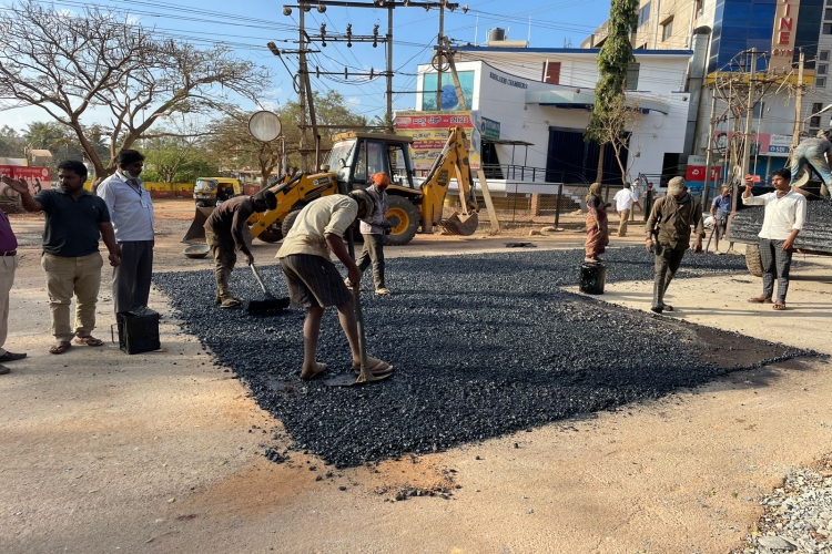 ವಾರಾಂತ್ಯದ ಕರ್ಫ್ಯೂ ನಡುವೆ ಹುಬ್ಬಳ್ಳಿ-ಧಾರವಾಡ ಪಾಲಿಕೆಯಿಂದ ಅಭಿವೃದ್ಧಿ ಕಾರ್ಯ