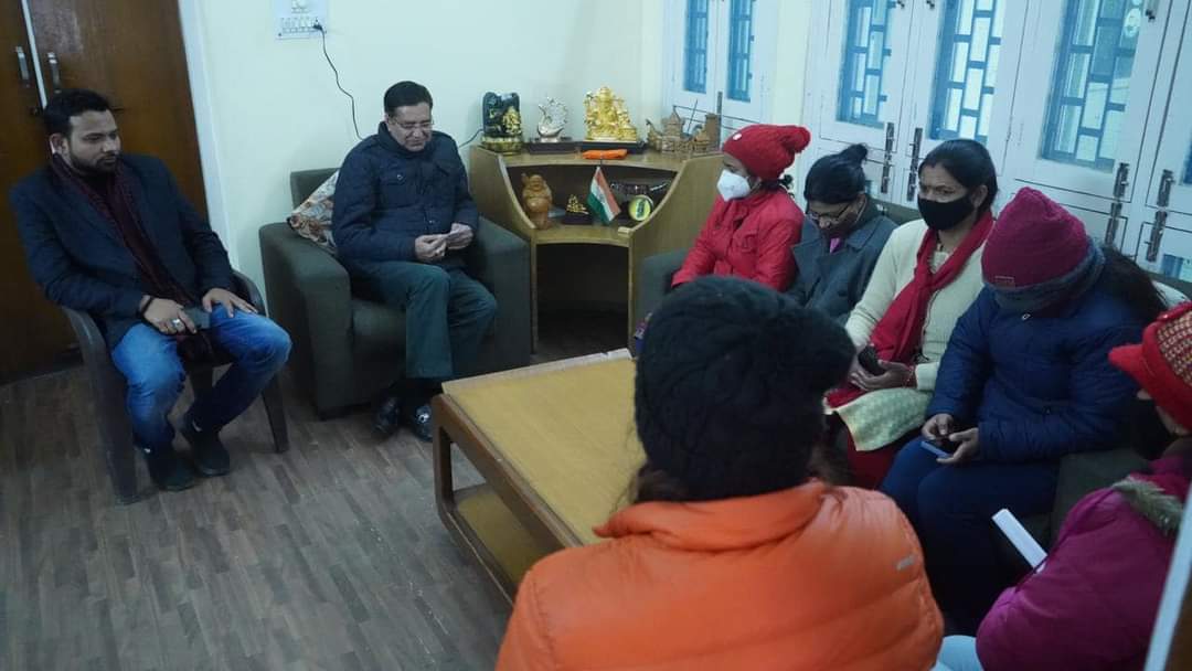 relatives-of-policemen-met-harish-rawat-regarding-grade-pay-issue