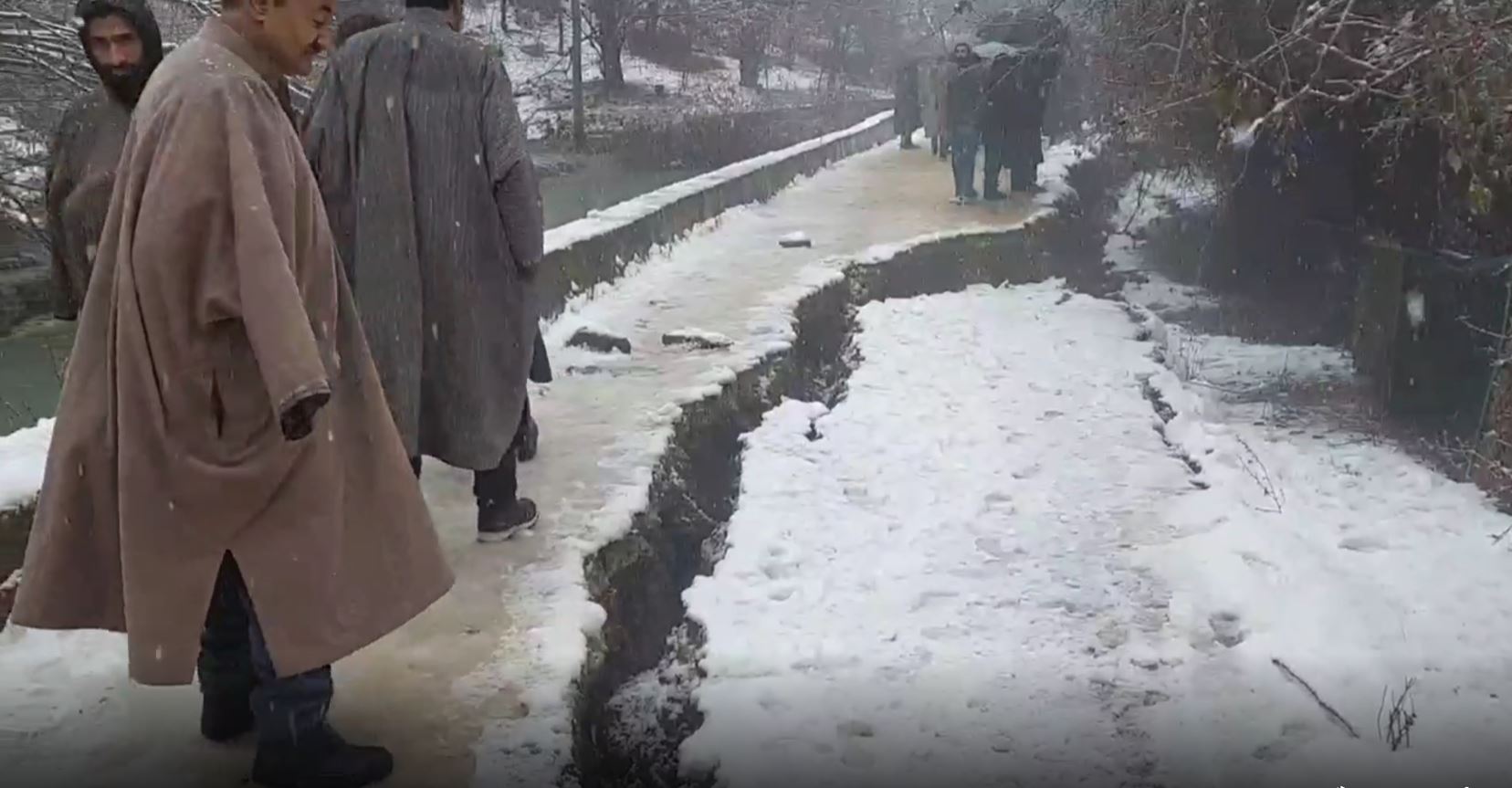 Road Crack in Shahpura Ganderbal