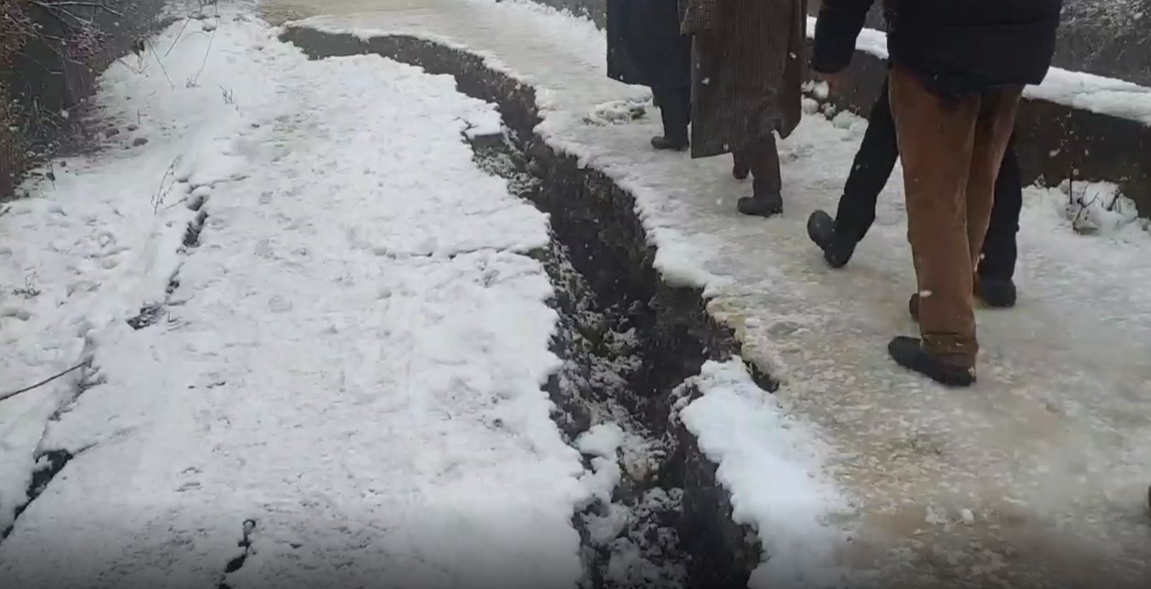 Road Crack in Shahpura Ganderbal