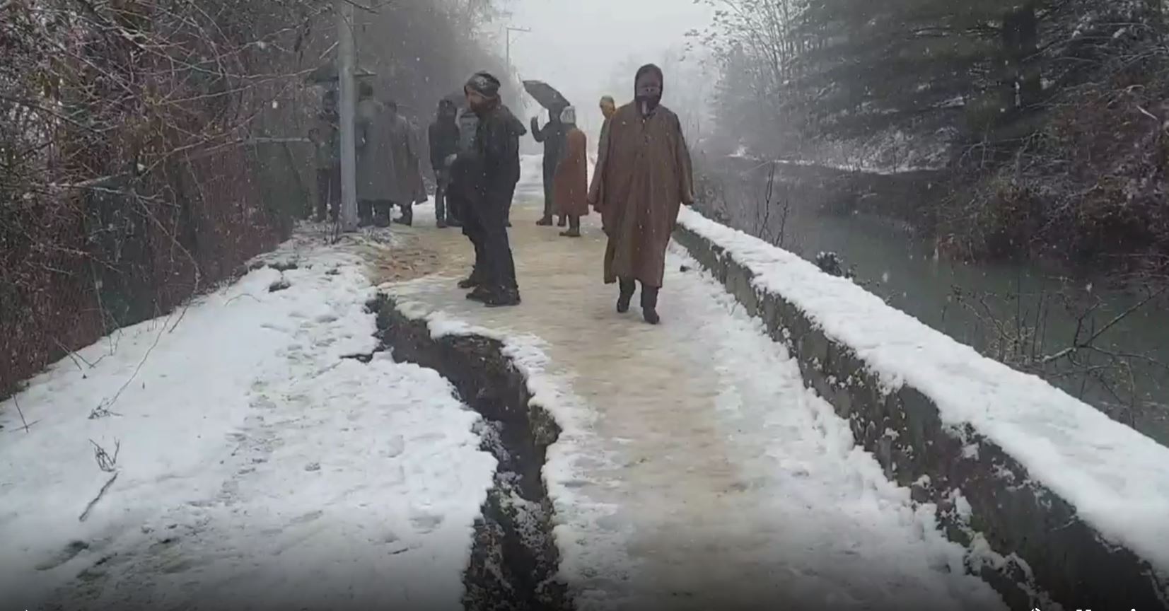 Road Crack in Shahpura Ganderbal