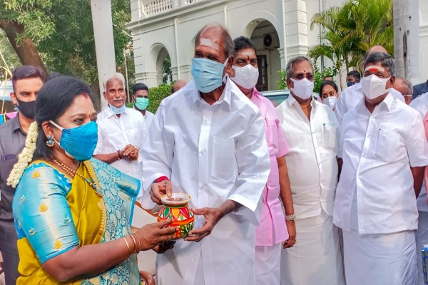 முதலமைச்சர் ரங்கசாமி வழங்கிய பொங்கல் பானையை பெற்றுக் கொண்ட துணைநிலை ஆளுநர் தமிழிசை சௌந்தரராஜன்