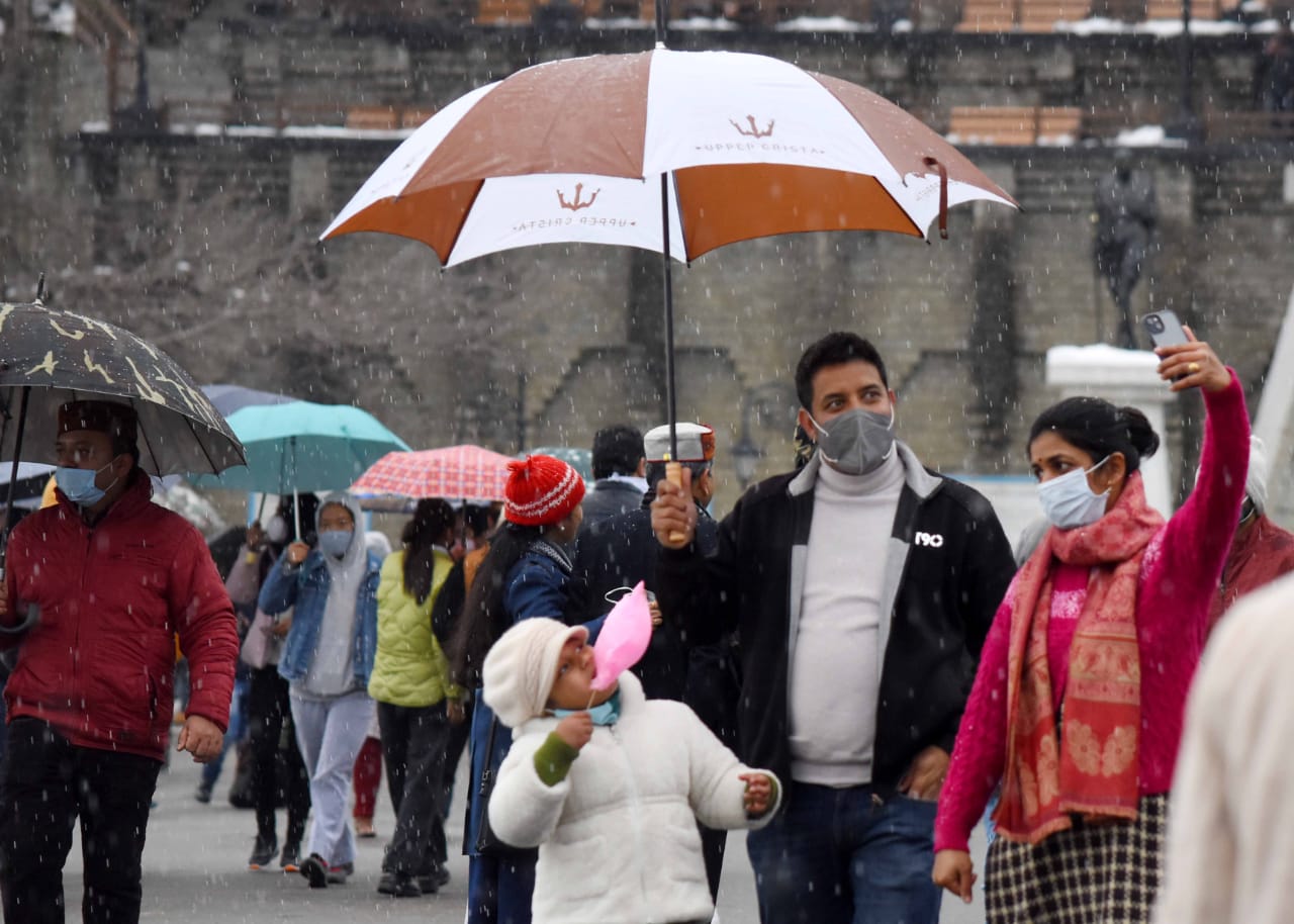 tourists in himachal pradesh