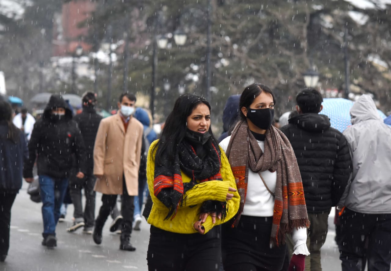 tourists in himachal pradesh