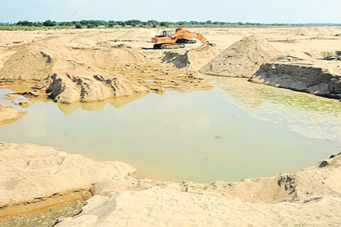 Sand mining case: ગેરકાયદેસર રેતી ખનન કેસમાં પંજાબના મુખ્યપ્રધાનના સંબંધીઓ સહિત 10 સ્થળો પર EDના દરોડા