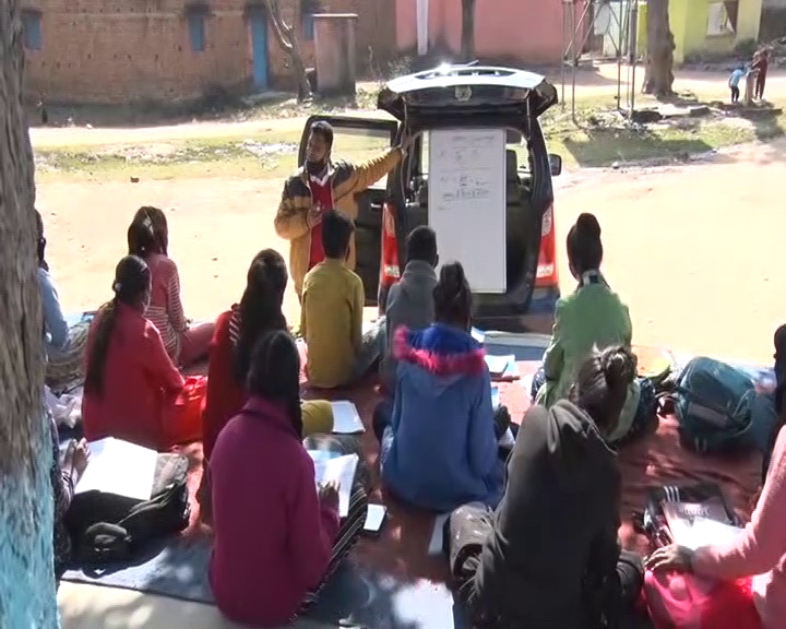 ranchi-teacher-rajesh-kumar-opened-school-in-car