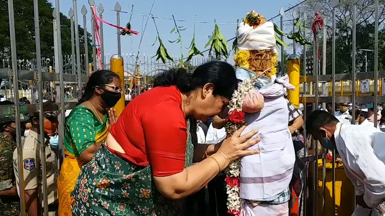 Satyavati Rathod in Medaram, medaram jatara 2022