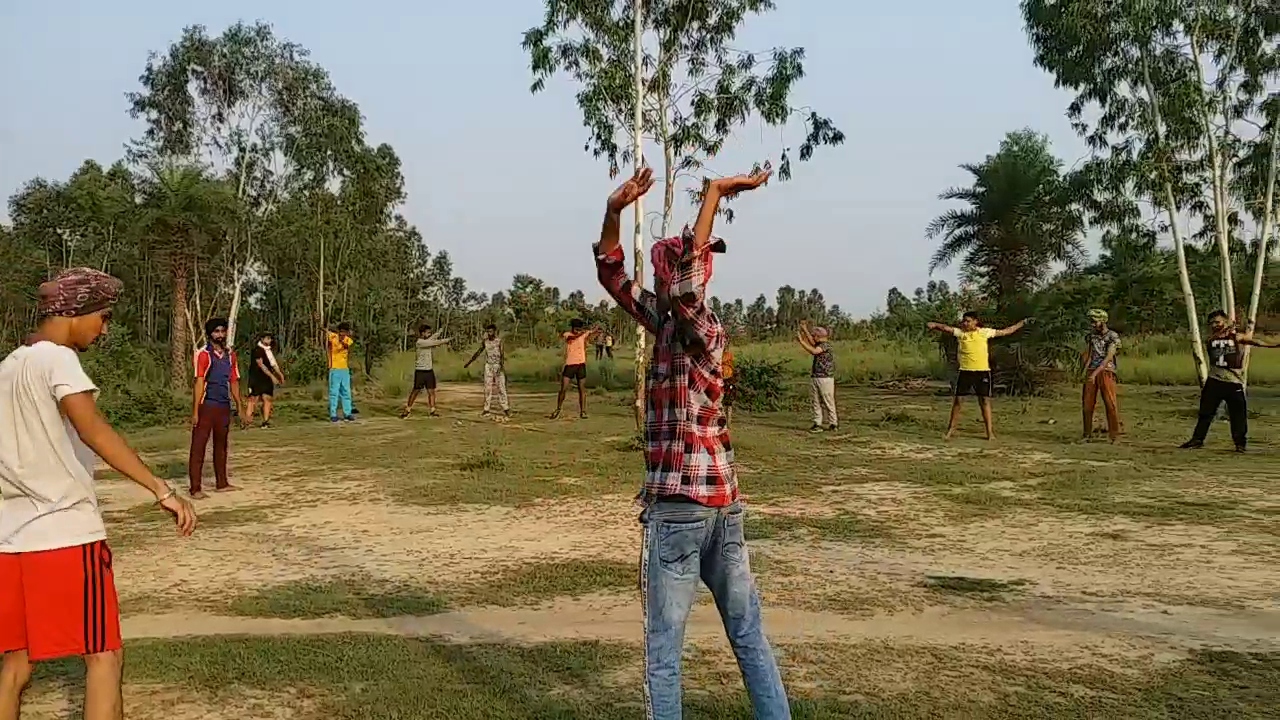 गांव में प्रैक्टिस करते युवा