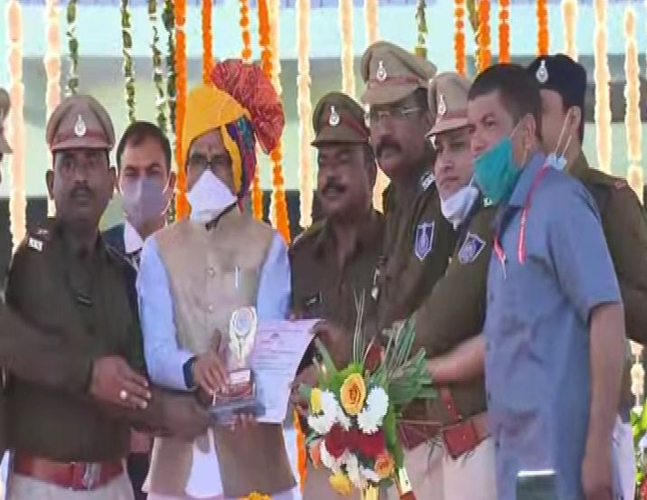 CM shivraj singh chouhan hoist flag