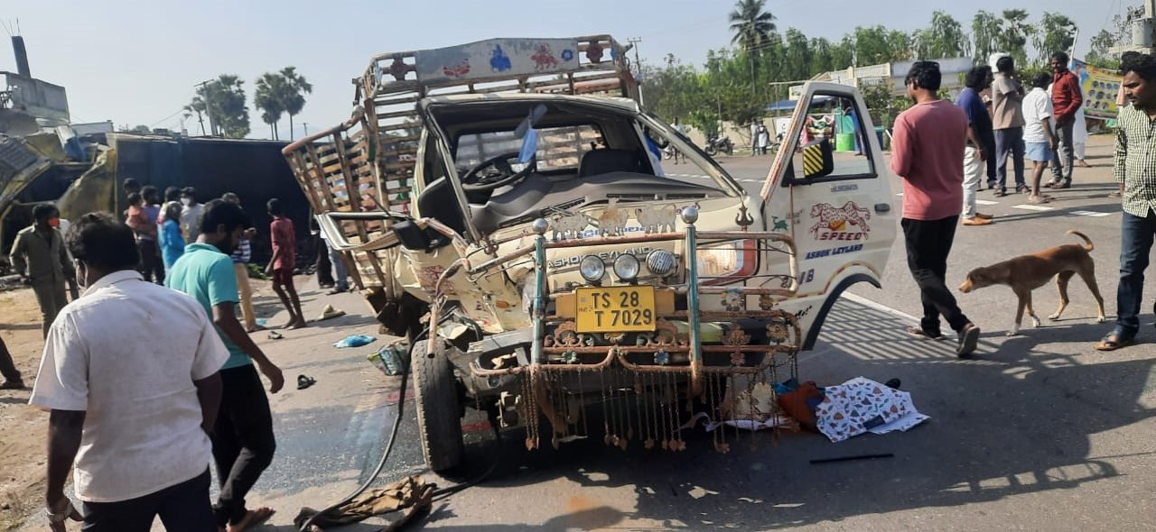 Lorry Bolta in Bhadradri