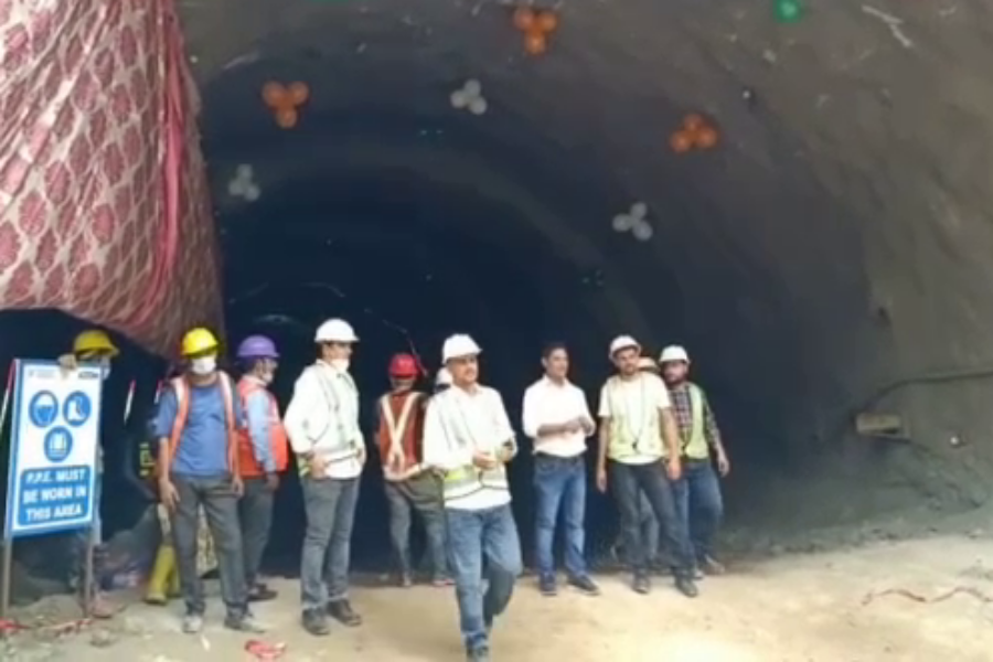 Engineers working in Tunnel.