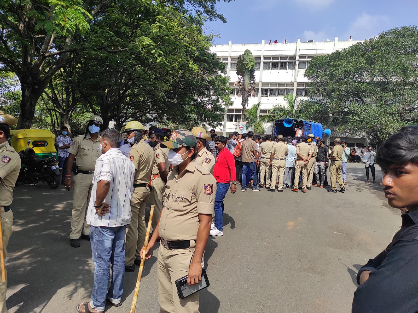 police-lathi-charge-on-bengaluru-university-students