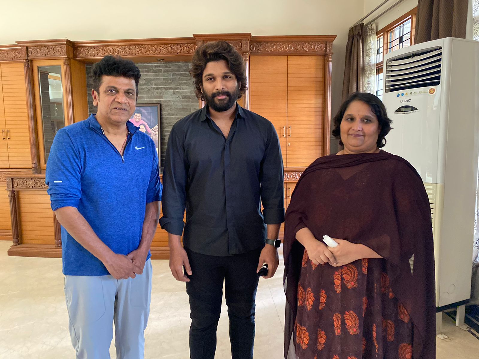 Tollywood star Allu Arjun visit to Puneeth Rajkumar home, Allu Arjun visit to Puneeth Rajkumar home in Bangalore, Puneeth Rajkumar best friend Allu Arjun, Puneeth Rajkumar news, Icon Star Allu Arjun news, ಪುನೀತ್​ ರಾಜ್​ಕುಮಾರ್​ ಮನೆಗೆ ಟಾಲಿವುಡ್​ ಸ್ಟಾರ್​ ಅಲ್ಲು ಅರ್ಜುನ್​ ಭೇಟಿ, ಬೆಂಗಳೂರಿನ ಪುನೀತ್​ ರಾಜ್​ಕುಮಾರ್​ ಮನೆಗೆ ಅಲ್ಲು ಅರ್ಜುನ್​ ಭೇಟಿ, ಪುನೀತ್​ ರಾಜ್​ಕುಮಾರ್​ ಆಪ್ತ ಮಿತ್ರ ಅಲ್ಲು ಅರ್ಜುನ್​, ಪುನೀತ್​ ರಾಜಕುಮಾ್​ ಸುದ್ದಿ, ಐಕಾನ್​ ಸ್ಟಾರ್​ ಅಲ್ಲು ಅರ್ಜುನ್​ ಸುದ್ದಿ,