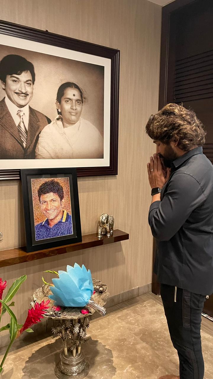 Tollywood star Allu Arjun visit to Puneeth Rajkumar home, Allu Arjun visit to Puneeth Rajkumar home in Bangalore, Puneeth Rajkumar best friend Allu Arjun, Puneeth Rajkumar news, Icon Star Allu Arjun news, ಪುನೀತ್​ ರಾಜ್​ಕುಮಾರ್​ ಮನೆಗೆ ಟಾಲಿವುಡ್​ ಸ್ಟಾರ್​ ಅಲ್ಲು ಅರ್ಜುನ್​ ಭೇಟಿ, ಬೆಂಗಳೂರಿನ ಪುನೀತ್​ ರಾಜ್​ಕುಮಾರ್​ ಮನೆಗೆ ಅಲ್ಲು ಅರ್ಜುನ್​ ಭೇಟಿ, ಪುನೀತ್​ ರಾಜ್​ಕುಮಾರ್​ ಆಪ್ತ ಮಿತ್ರ ಅಲ್ಲು ಅರ್ಜುನ್​, ಪುನೀತ್​ ರಾಜಕುಮಾ್​ ಸುದ್ದಿ, ಐಕಾನ್​ ಸ್ಟಾರ್​ ಅಲ್ಲು ಅರ್ಜುನ್​ ಸುದ್ದಿ,