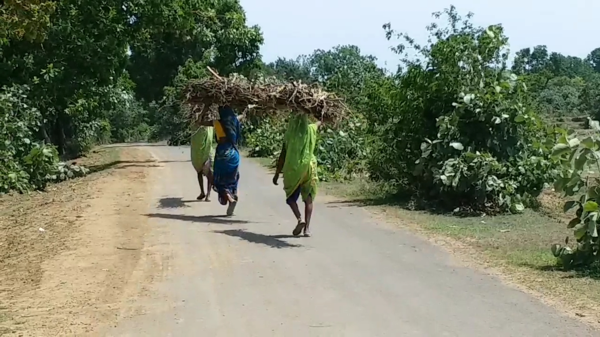 ग्रामीण इलाकों में लोग नहीं करा रहे सिलेडर की रिफलिंग