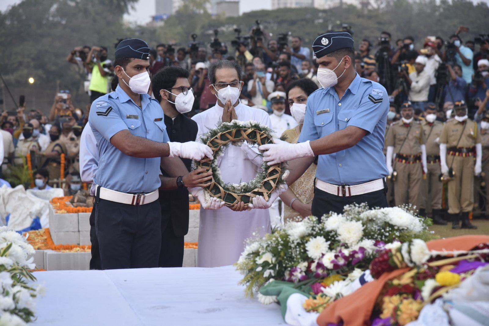 मुख्यमंत्री उद्धव ठाकरे, त्यांच्या पत्नी रश्मी ठाकरे व मुलगा मंत्री आदित्य ठाकरे यांनी लतादीदींना श्रद्धांजली वाहिली.