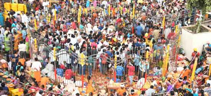 Devotees Rush at Medaram, sammakka jatara devotees flow