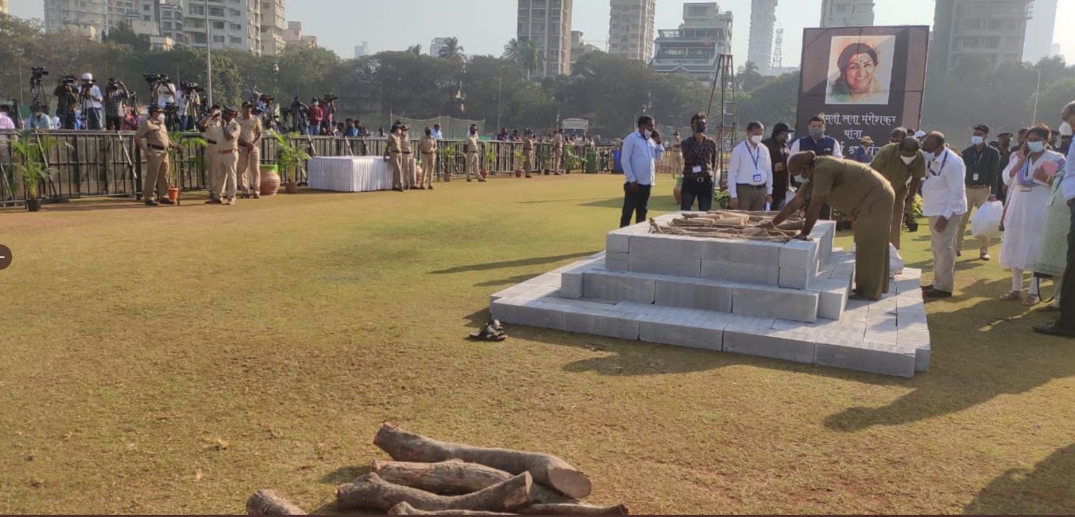 शिवाजी पार्क में अंतिम संस्कार की तैयारी की गई.