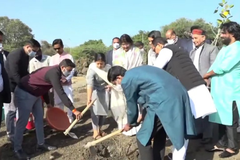 लताजींच्या स्मरणार्थ मुख्यमंत्र्यांनी वृक्षारोपन केले