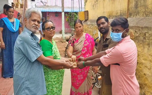 missing gold chain  gold chain missing in sivagangai  missing chain given to owner by cleaning worker  cleaning worker hand over chain to owner  குப்பைக்கு போன ஐந்தரை பவுன் தங்கநகை  சிவகங்கையில் குப்பைக்கு போன தங்க நகை  குப்பையிலிருந்து தங்க நகையை மீட்டு கொடுத்த தூய்மை பணியாளர்கள்