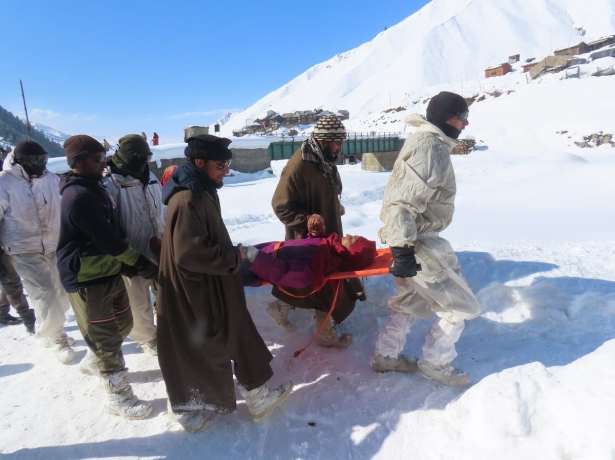 J-K: Chinar Corps evacuate woman to hospital from snow