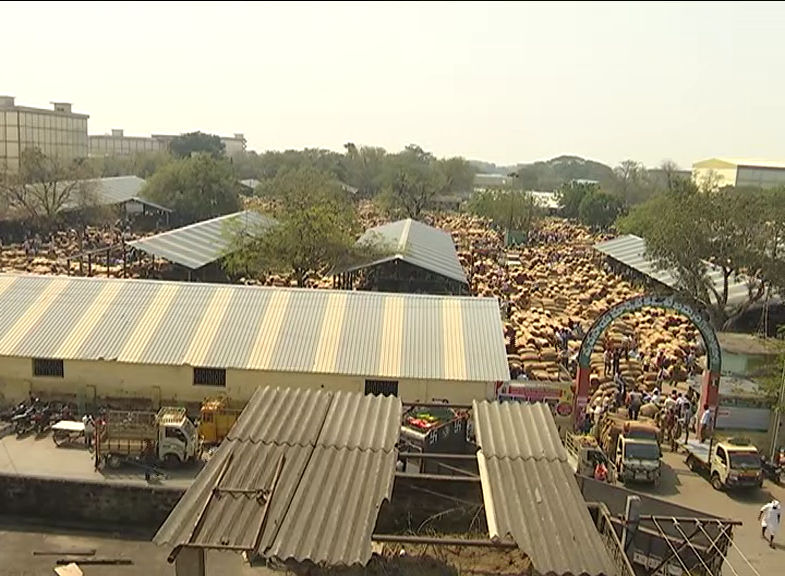 huge crowd of mirchi farmers to khammam market yard