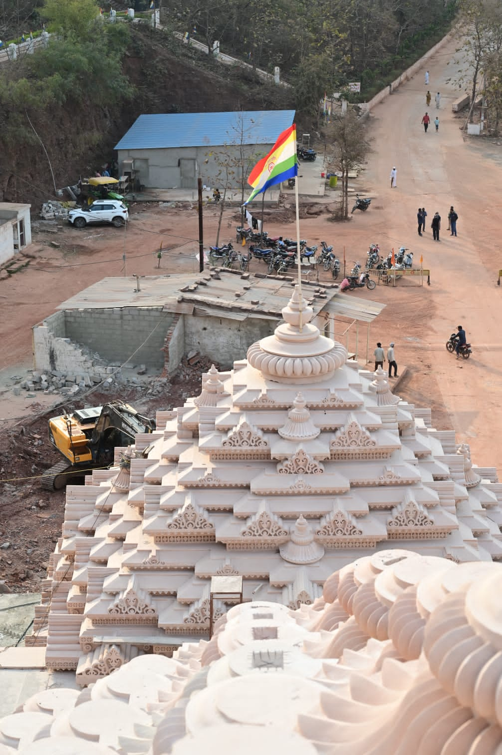 कुण्डलपुर में जैन मंदिर 500 फीट ऊंची पहाड़ी पर स्थित