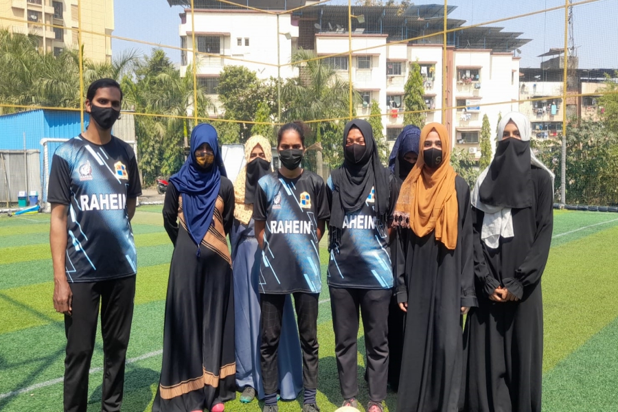 girls play football match wearing hijab  mumbra girls play football wearing hijab  മഹാരാഷ്‌ട്ര പെണ്‍കുട്ടികള്‍ ഹിജാബ് ഫുട്‌ബോള്‍  ഹിജാബ് വിവാദം  മുമ്പ്ര വിദ്യാര്‍ഥികള്‍ ഹിജാബ് ഫുട്‌ബോള്‍ മത്സരം