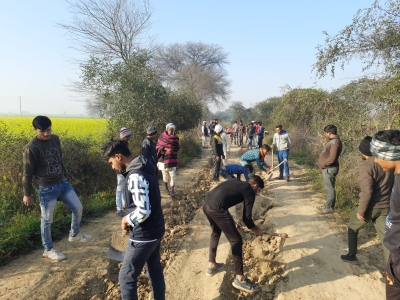 Villagers engaged in Bhind road improvement