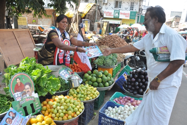 காய்கறி விற்பனையில் ஈடுபட்டு வாக்கு சேகரித்த அமமுக வேட்பாளர்