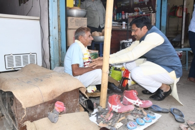 BJP MP Sumer Singh Solanki polished on cobblers slippers in Barwani
